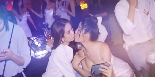 Ngoc Trinh lien tiep gay bao voi nhung nu hon phan cam-Hinh-4