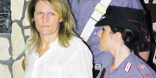 Raffela kết hôn với Nicalo Pianese - mafia khét tiếng Italy. Kể từ đó, người phụ nữ tóc vàng này có mối quan hệ với các tổ chức tội phạm tại quốc gia này.