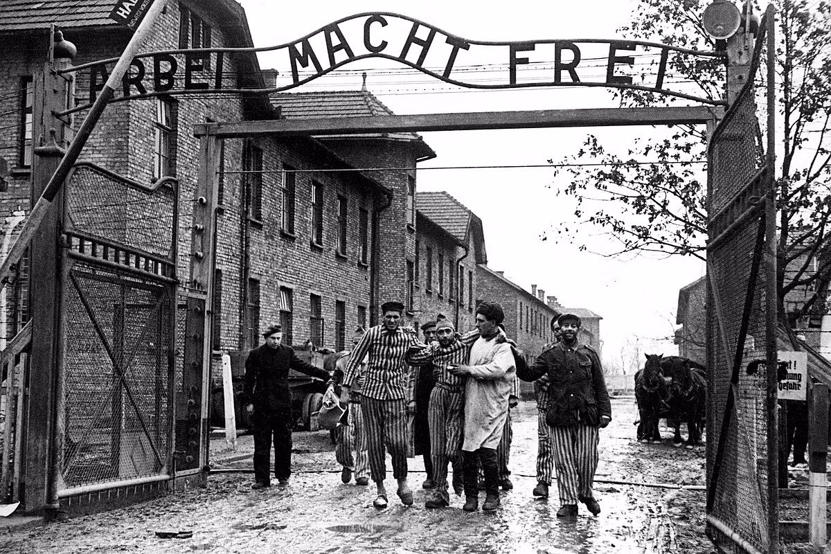 Vào ngày 27/1/1945, quân đội Liên Xô tiến vào giải phóng trại Auschwitz. Khi tiến vào trong trại tập trung khét tiếng của phát xít Đức, binh sĩ Liên Xô chứng kiến cảnh tượng rùng rợn.