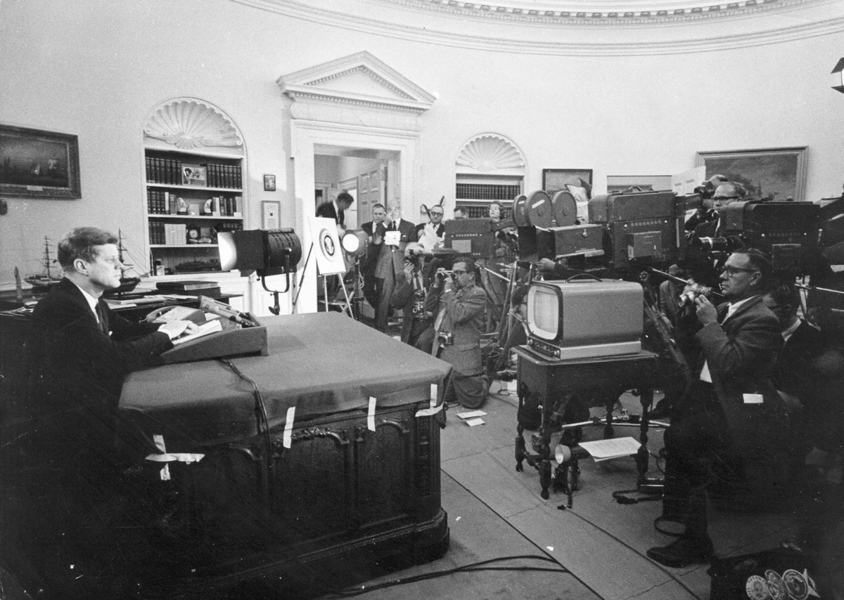 Tổng thống Kennedy phát biểu trên truyền hình toàn quốc về sự kiện này hôm 22/10. Trong bài phát biểu, ông nhấn mạnh rằng mọi tên lửa bắn từ Cuba đến bất kỳ quốc gia nào ở bán cầu Tây như là một cuộc tấn công của Liên Xô nhằm vào nước Mỹ. Vì vậy, nước Mỹ sẽ có một sự đáp trả toàn diện với Liên Xô.