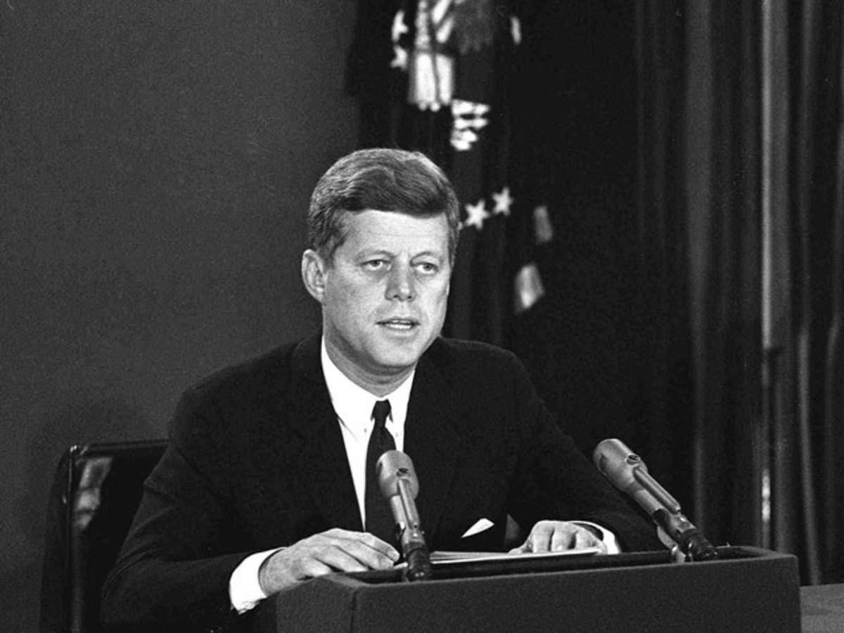 Nhờ vậy, thế giới tránh được một cuộc chiến tranh hạt nhân tồi tệ. Một số chuyên gia nhận định nếu cuộc khủng hoảng tên lửa tại Cuba tiếp tục leo thang thì Mỹ và Liên Xô có thể sử dụng vũ khí hạt nhân. Khi ấy, thế giới sẽ đối mặt với thảm kịch kinh hoàng.