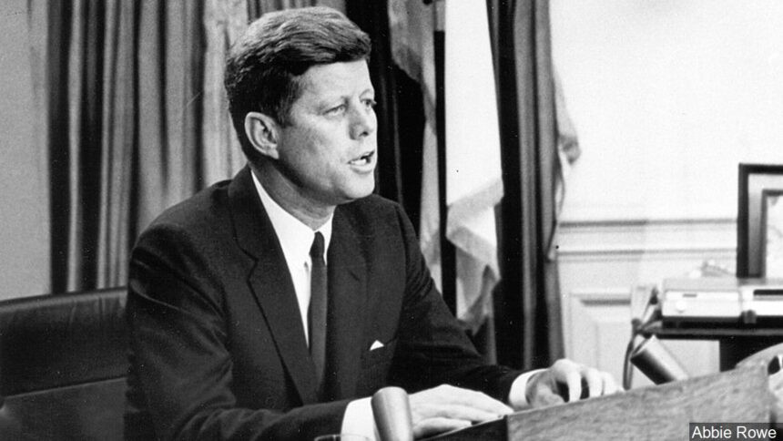 Trong bối cảnh căng thẳng đó, ngày 26/10/1962, Tổng thống Kennedy nhận được một thông điệp từ nhà lãnh đạo Liên Xô Nikita Khrushchev đề nghị rút các tên lửa tại Cuba để đổi lại việc chính quyền Washington sẽ không xâm lược Cuba hoặc lật đổ chính quyền của ông Fidel Castro.