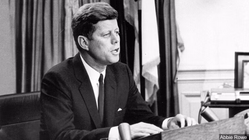 Trong bối cảnh căng thẳng đó, ngày 26/10/1962, Tổng thống Kennedy nhận được một thông điệp từ nhà lãnh đạo Liên Xô Nikita Khrushchev đề nghị rút các tên lửa tại Cuba để đổi lại việc chính quyền Washington sẽ không xâm lược Cuba hoặc lật đổ chính quyền của ông Fidel Castro.