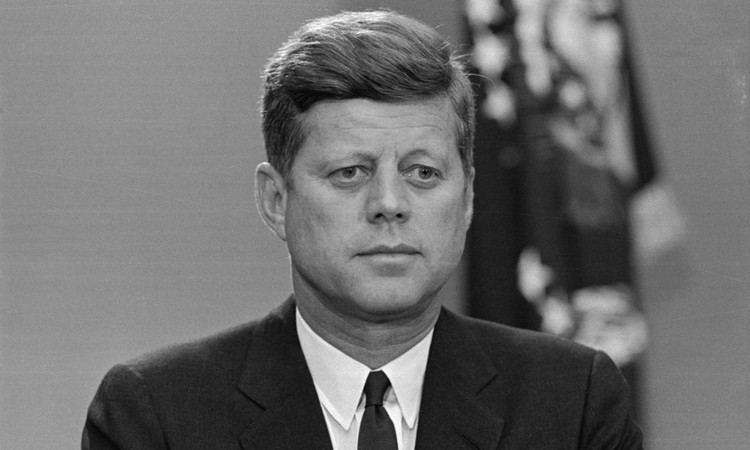 Đến ngày 16/10, Tổng thống Mỹ John F. Kennedy được báo cáo về sự việc trên. Ông nhanh chóng triệu tập một nhóm chuyên gia nhằm đưa ra kế hoạch đối phó. Chính quyền Tổng thống Kennedy cho rằng sự hiện diện tên lửa hạt nhân của Liên Xô tại Cuba sẽ không được dung thứ.