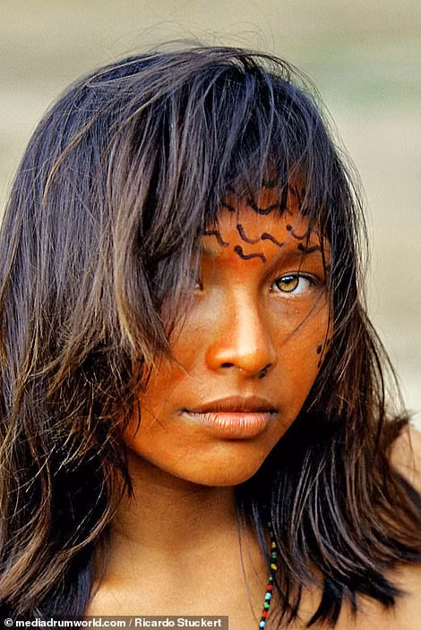 Thiếu nữ bộ tộc Yanomami ở bang Amazonas, Brazil.