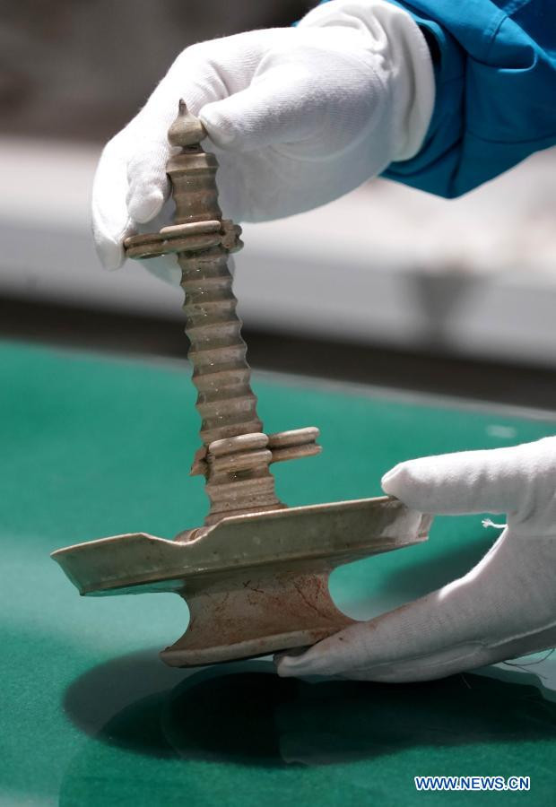 Những hoa văn trang trí này thuộc về Phật giáo và Zoroastrianism - một tôn giáo truyền thống lớn ở Ba Tư (tức lãnh thổ Iran ngày nay) thời bấy giờ. Theo các ghi chép lịch sử, người Ba Tư đã đến Trung Quốc và sống lâu dài tại quốc gia này kể từ thế kỷ 6.