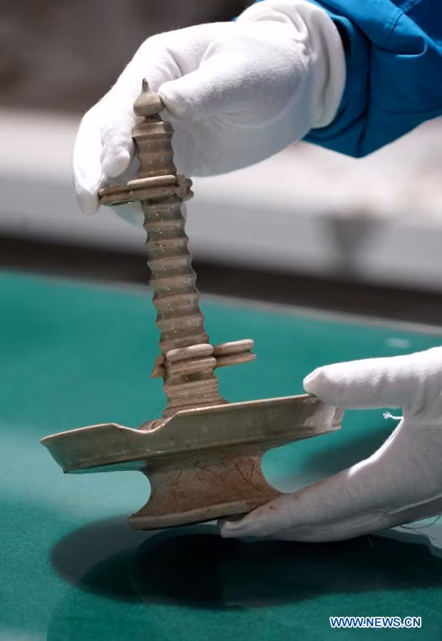 Những hoa văn trang trí này thuộc về Phật giáo và Zoroastrianism - một tôn giáo truyền thống lớn ở Ba Tư (tức lãnh thổ Iran ngày nay) thời bấy giờ. Theo các ghi chép lịch sử, người Ba Tư đã đến Trung Quốc và sống lâu dài tại quốc gia này kể từ thế kỷ 6.