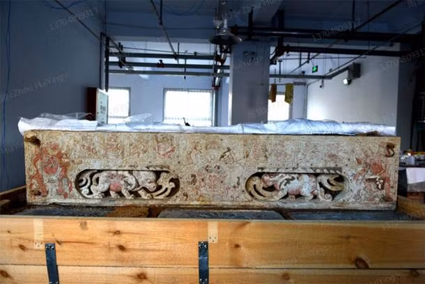 Ngôi cổ mộ có niên đại khoảng 1.400 tuổi này được các nhà khảo cổ phát hiện ở thành phố An Dương, tỉnh Hà Nam, Trung Quốc từ tháng 4/2020. Từ đó đến nay, các chuyên gia cẩn thận tiến hành cuộc khai quật để tránh làm hư hại các cổ vật cũng như ngôi mộ.