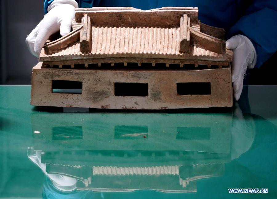 Hiện các chuyên gia chưa thể giải mã cặp vợ chồng này có địa vị như thế nào trong xã hội thời đó. Tuy nhiên, với việc tìm thấy cỗ quan tài "khủng" cộng với nhiều đồ vật tùy táng, các chuyên gia suy đoán họ là những nhân vật quan trọng trong xã hội.