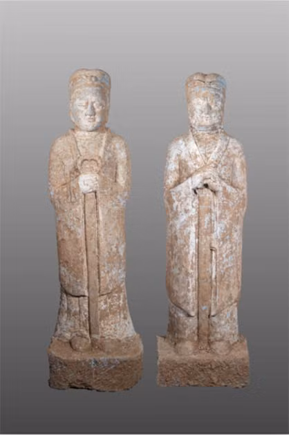 Cụ thể, các chuyên gia khảo cổ khai quật được một bộ sưu tập lớn các đồ dùng bằng đất nung và đá quý, bao gồm nhiều bức tượng sứ nhỏ được chế tác vô cùng tinh xảo.