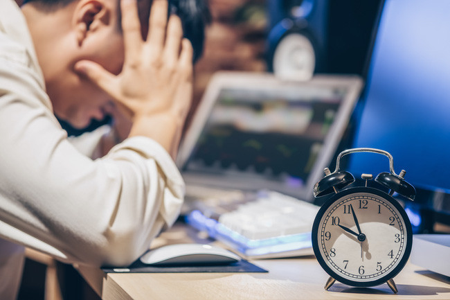 Do khối lượng công việc khổng lồ nên nhân viên ở một số công ty làm việc từ lúc bình minh đến nửa đêm. Một số người đột tử khi làm việc hơn 12 tiếng/ngày, không kịp ăn uống và ngủ nghỉ.