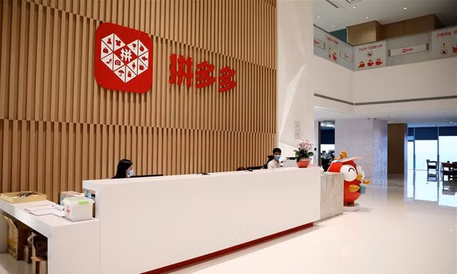 Mới đây, dư luận xôn xao trước thông tin một nữ nhân viên 22 tuổi làm việc tại công ty thương mại điện tử Pinduoduo, Trung Quốc qua đời sau khi làm việc nhiều giờ liền vào buổi tối. Nữ nhân viên này kiệt sức và ngã quỵ trên đường về nhà cùng đồng nghiệp lúc 1h30 sáng. Cái chết của cô được cho là một trong những trường hợp tử vong vì văn hóa làm việc đến kiệt sức có tên "996" tại Trung Quốc.