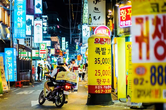 Vào năm 2018, Tổng thống Moon Jae-in cắt giảm số giờ làm quy định từ 68 xuống còn 52 tiếng/tuần để đảm bảo “quyền được nghỉ ngơi” và “cân bằng giữa công việc và đời sống riêng” của người lao động tại Hàn Quốc. Tuy nhiên, quy định này không áp dụng triệt để với những người giao hàng. Do đó, từ năm 2015 - 2019, Hàn Quốc ghi nhân từ 1- 4 trường hợp người giao hàng đột tử vì làm việc quá sức.