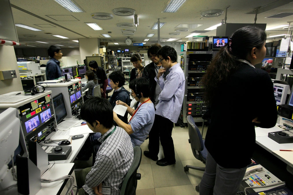 Chính phủ Nhật Bản từng công bố một báo cáo về việc có tổng cộng 191 trường hợp tử vong vì văn hóa làm việc “karoshi” trong năm 2017. Báo cáo cũng chỉ ra có 7,7% người làm công ở quốc gia này thường xuyên làm thêm hơn 20 giờ/tuần.