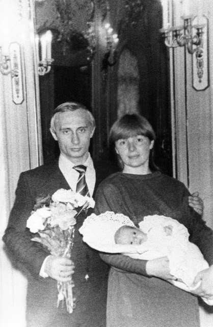 Đến tháng 3/2012, ông Putin làm nên lịch sử khi đắc cử Tổng thống Nga trong cuộc bầu cử. Hai tháng sau, ông chính thức nhậm chức Tổng thống nhiệm kỳ thứ 3 không liên tiếp. Trong ảnh là ông Putin bên vợ Lyudmila và con gái Masha chụp năm 1985.