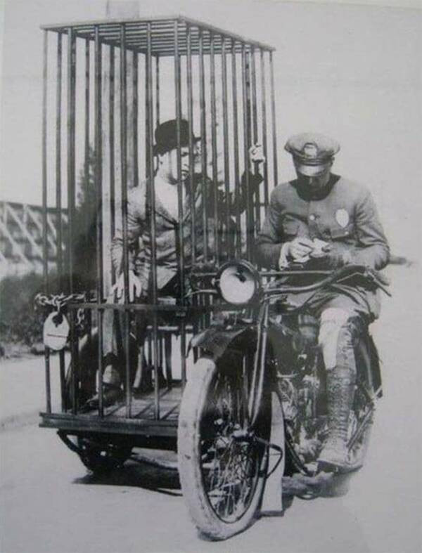 Buồng giam di động để bắt, nhốt tội phạm được bố trí trên xe cảnh sát. Nó được sử dụng ở Los Angeles, Mỹ những năm 1920.