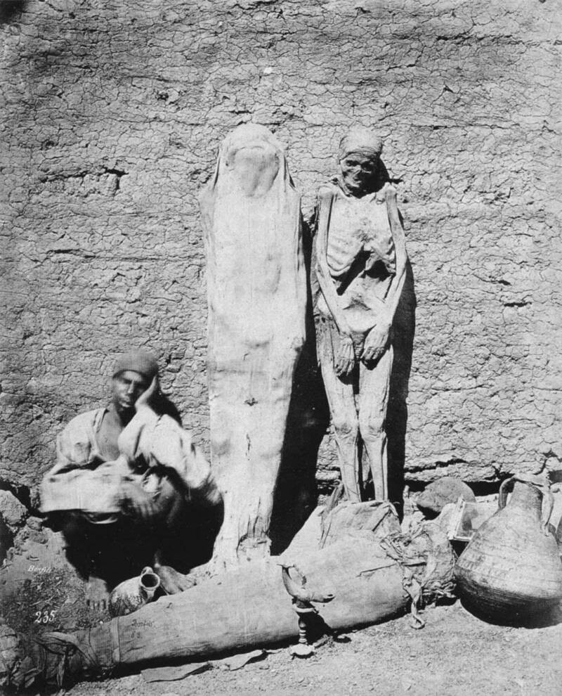 Xác ướp được một người đàn ông bày bán công khai ở khu vực phía ngoài một kim tự tháp ở Ai Cập năm 1865.