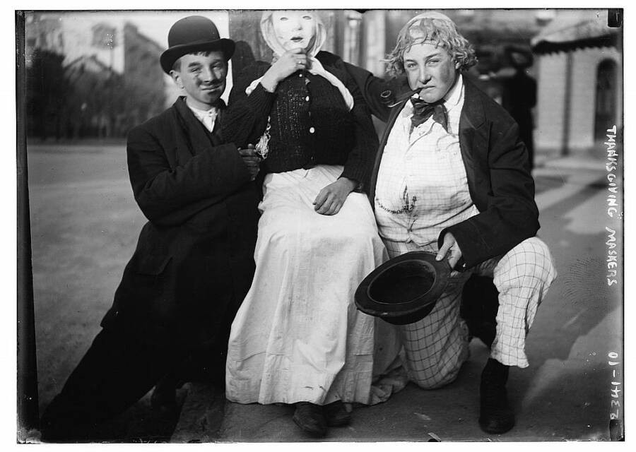 Vào năm 1889, người dân ở nhiều nơi tại Mỹ hóa trang trong lễ Tạ ơn. Hoạt động này khiến nhiều người liên tưởng đến lễ hội Halloween diễn ra trước đó.