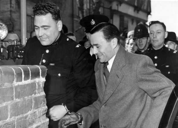 Do Haigh là người cuối cùng gặp bà Olivia và có những biểu hiện đáng ngờ sau khi nạn nhân mất tích nên cảnh sát tập trung điều tra y.