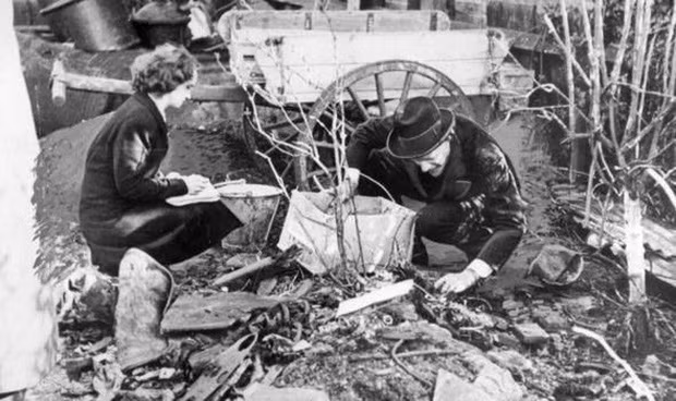 Các nhà điều tra phát hiện Haigh sử dụng axit Sulphuric - một loại axit cực mạnh có thể sử dụng để phân rã chất hữu cơ để che giấu tội ác của mình.