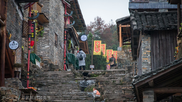 Khi bước vào làng Millennium Yao, du khách sẽ thấy không khí dân tộc thiểu số nguyên bản ở đây, trên tường treo những miếng thịt khô. Người già mặc trang phục dân tộc, ngồi ven đường rất nhiều, xa xa một vài người đang trò chuyện, nhịp sống rất chậm rãi và thoải mái.