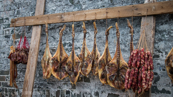 Những người Yao hiện đang sống ở trên núi chủ yếu bao gồm các bộ tộc Deng, Tang, Pan và Fang. Người dân trong làng sống theo chế độ vẫn giữ nguyên từ thời nhà Minh, có luật riêng, tuân thủ rất nghiêm ngặt.