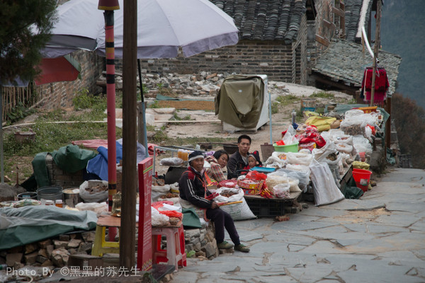 Hiện tại, trong làng chỉ còn hơn 200 người sinh sống, 368 ngôi nhà cổ, toàn bộ kiến trúc nơi đây đều đậm nét dấu tích của triều đại nhà Minh và nhà Thanh.