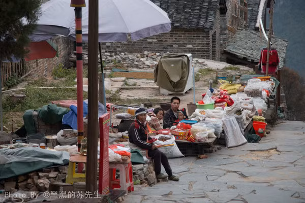 Hiện tại, trong làng chỉ còn hơn 200 người sinh sống, 368 ngôi nhà cổ, toàn bộ kiến trúc nơi đây đều đậm nét dấu tích của triều đại nhà Minh và nhà Thanh.