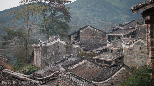 Trong số 56 dân tộc ở Trung Quốc, dân tộc Yao chỉ hơn 3 triệu người, là nhóm dân tộc phân bố rộng rãi nhất ở miền Nam Trung Quốc. Hiện nay, người dân tộc Yao hiện phân bố ở hơn 130 quận thuộc 5 tỉnh Quảng Tây, Hồ Nam, Quảng Đông, Vân Nam, Quý Châu và Giang Tây.