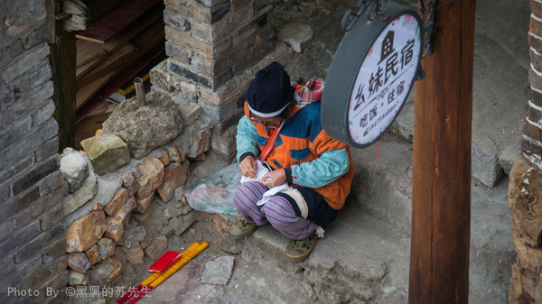 Millennium Yao rất yên bình, chỉ có một con đường gạch bê tông uốn cong từ chân lên đỉnh núi. Nếu đến đây đúng dịp, du khách còn có thể thưởng thức rượu mừng của người Yao và xem nghi thức quý tộc nhất của dân tộc họ.