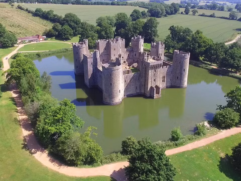 Người dân thời Trung cổ cũng xây dựng những bức tường thành bằng đá cao từ 20 - 40m, rộng 15 - 20m và dày khoảng 2 - 3m.