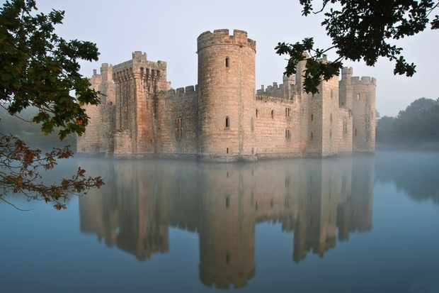 Trên tường thành còn xây dựng một số vị trí thuận lợi cho các cung thủ bắn tên tiêu diệt kẻ địch từ trên cao.