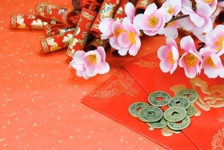 Cũng trong Tết Âm lịch, người Trung Quốc tránh việc mượn tiền bạc vào ngày đầu năm. Họ cũng cố gắng trả hết mọi nợ nần trước đêm Giao thừa để không bị đòi nợ ngay dịp đầu năm.