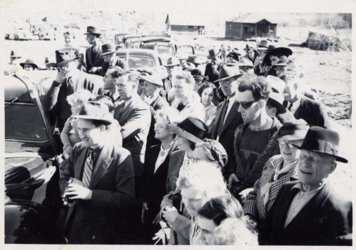 Người đàn ông này mặc trang phục rất hiện đại so với những người xung quanh. Không những vậy, trên tay người này cầm một thứ giống như máy ảnh cầm tay. Từ đây, một ý kiến cho rằng, người đàn ông này đã du hành thời gian từ tương lai về quá khứ nên mang theo những thứ không thuộc về thời đại này.