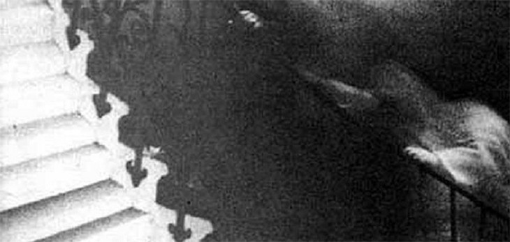 Thoạt nhìn, bức ảnh này không có điều gì khác thường. Tuy nhiên, khi nhìn kỹ bức ảnh, những người tinh mắt phát hiện có bóng một người đang leo lên cầu thang. Thế nhưng, vào thời điểm chụp ảnh, ông Hardy khẳng định không thấy có người nào.