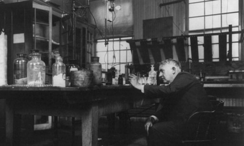 Edison đưa ra giả thuyết về sự tồn tại của thế giới linh hồn. Vào cuối những năm 1920, ông cùng một số nhà khoa học có mặt tại một phòng thí nghiệm bí mật. Họ cùng nhau ghi lại giọng nói và sự hiện diện của linh hồn thông qua loa, máy phát và một số dụng cụ thí nghiệm khác.