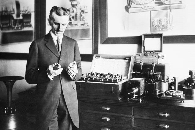 Điều này khiến người dân sống trong tòa nhà đó sợ hãi và vội vã bỏ chạy do sợ công trình này đổ sập vì động đất. Trước tình hình nguy cấp đó, Tesla phá hủy thiết bị tạo ra động đất mà ông đang thử nghiệm để kết thúc sự việc.