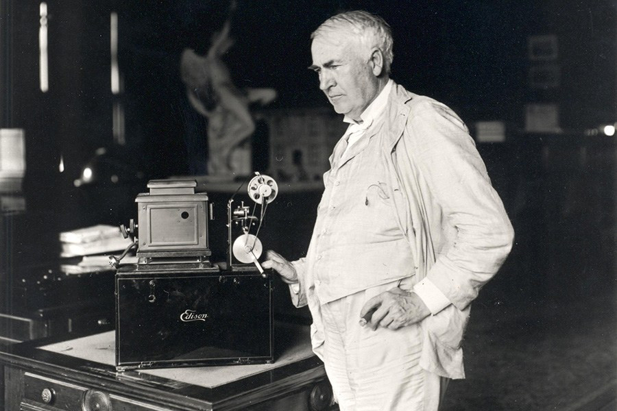 Theo một số tài liệu, cỗ máy dùng để trò chuyện với linh hồn do Edison sáng chế có chùm sáng nhỏ phát ra từ một ngọn đèn mạnh. Nó có thể dò được những hạt vật chất nhỏ nhất. Các hạt này sẽ chứng minh cho sự tồn tại của phần vật chất trong linh hồn của con người lưu lại sau khi qua đời.