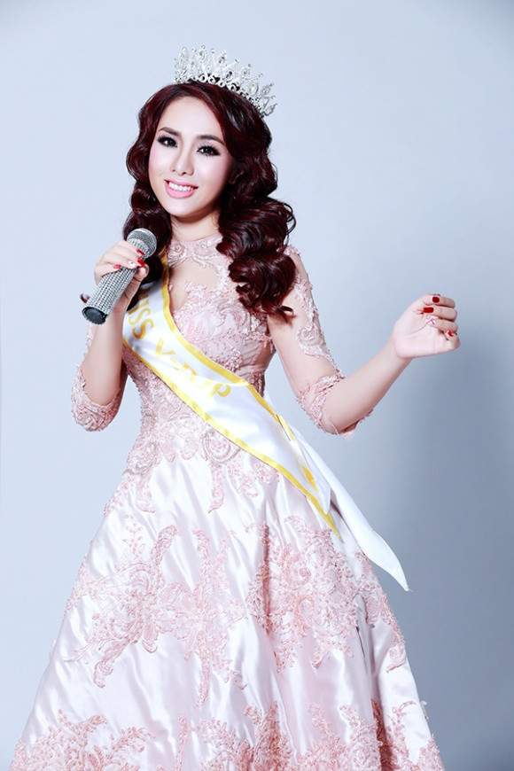 Sau cuộc khẩu chiến với Trang Trần về chuyện trinh tiết trong showbiz, Miko Lan Trinh vẫn khẳng định và tuyên bố sẽ chịu hoàn toàn trách nhiệm với phát ngôn của mình.