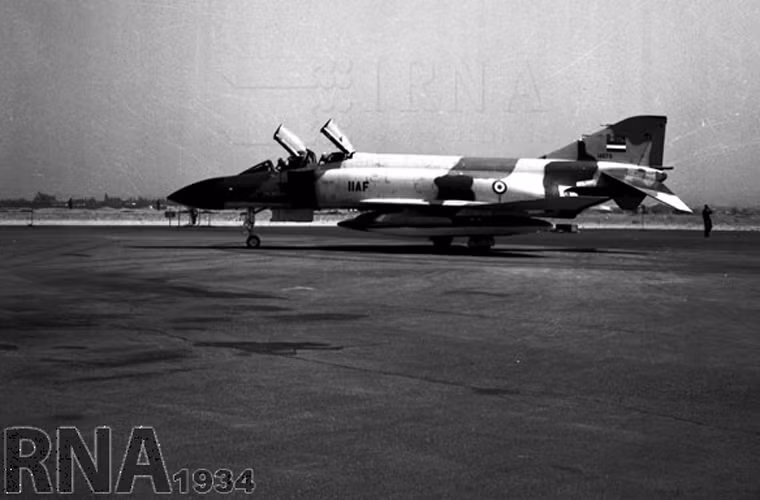 Lô máy bay chiến đấu F-4D được chuyển giao cho Iran thời kỳ Hoàng đế Pahlavi còn cầm quyền. Theo một số nguồn tin, tổng cộng Mỹ đã chuyển giao cho chính quyền Pahlavi khi đó 225 chiếc F-4D và biến thể F-4E, RF-4E hiện đại hơn.