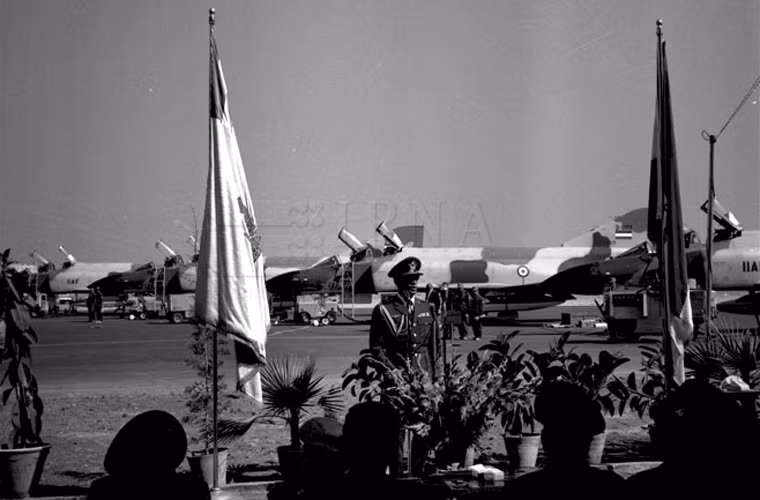 Trong ảnh, tư lệnh Không quân Đế quốc Iran Mohammad Amir Khatami phát biểu tại buổi tiếp nhận các máy bay F-4D Phantom II.