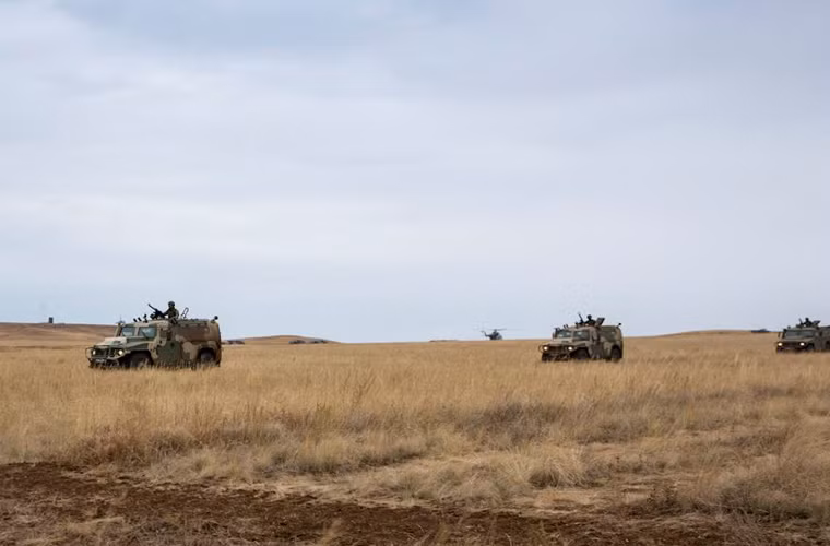 Trên vùng thảo nguyên rộng lớn ở Ural, đội hình xe tăng, thiết giáp, pháo tự hành dàn hàng ngang hoặc hàng dọc cùng hành tiến, nã pháo ồ ạt vào đối phương.