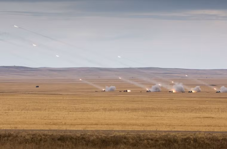 Các hệ thống pháo phản lực phóng loạt Grad liên tục nã mưa đạn về phía mục tiêu địch cách xa 20-40km.