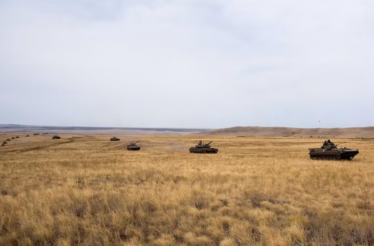 Tiếp tục là đội hình thiết giáp chiến đấu BMP-2.