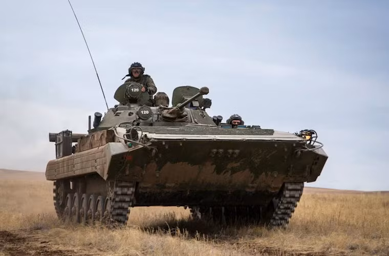 Cận cảnh xe chiến đấu bộ binh BMP-2 với nòng pháo 30mm 2A42 sẵn sàng trút mưa đạn vào quân thù.