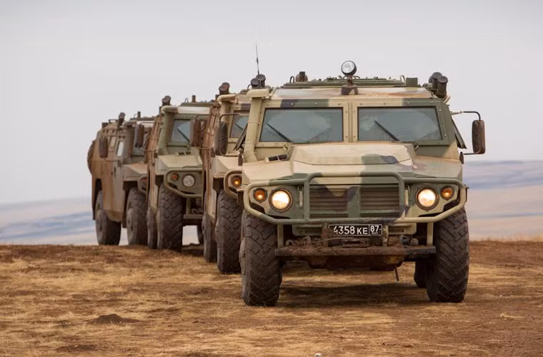 Đội hình xe thiết giáp đa nặng Tigr làm nhiệm vụ trinh sát chiến trường.