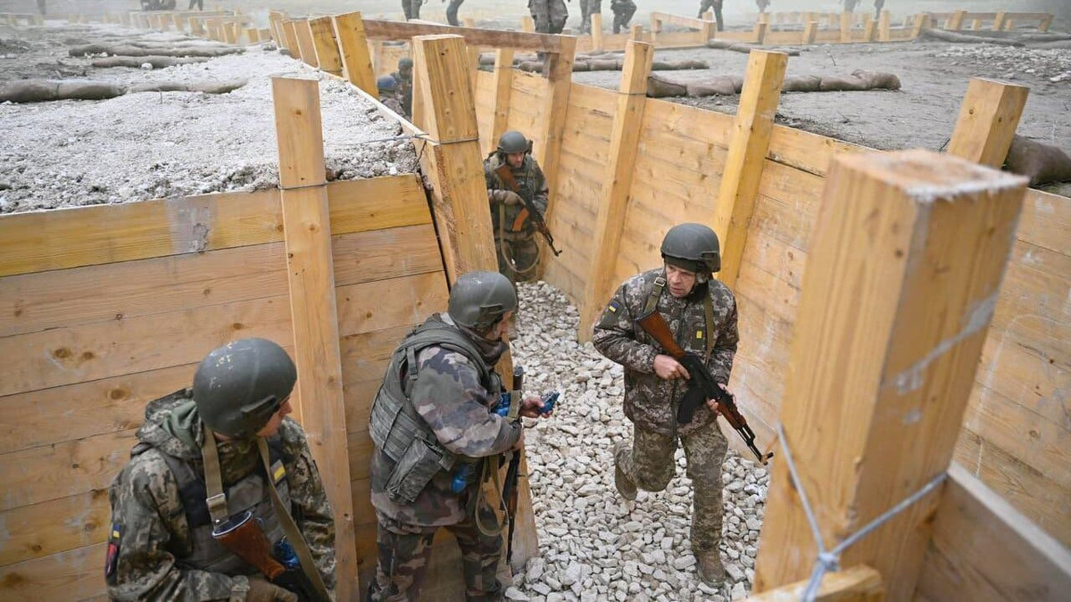 “Chỉ huy AFU đã quyết định thành lập một đơn vị ‘cỏ rác’, khi nhồi nhét vào đơn vị đó hàng ngàn người, rất nhiều người trong số họ đến từ đường phố theo kiểu bắt ép. AFU cho những người đó mặc quân phục, nói với họ rằng đó là đơn vị tinh nhuệ; AFU đưa một chỉ huy có năng lực vào phụ trách, nhưng không cho ông ta thời gian để tạo ra một đơn vị thống nhất. Kết quả là rất nhiều binh lính không có động lực và đã đào ngũ”, Butusov viết.