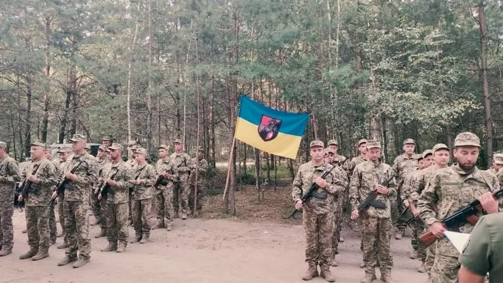 Trang truyền thông xã hội chính thức do Lữ đoàn 155 điều hành cho biết, người thay thế Đại tá Ryumshin là Đại tá Taras Maksymov làm lữ đoàn trưởng. Vào tháng 5/2022, ông Maksymov đã được Tổng thống Zelensky trao tặng huy chương vì lòng dũng cảm trong chiến đấu. (Nguồn ảnh: CNN, Reuters, TASS. Kyiv Post).