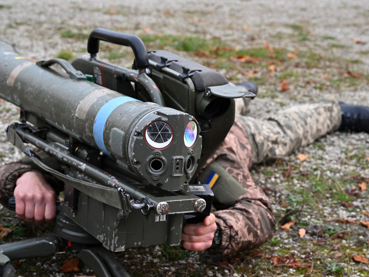 Bà Bezuhla cho biết, các hệ thống phòng không Mistral và tên lửa chống tăng Milan, do chính phủ Pháp viện trợ và trang bị cho Lữ đoàn 155 tại Pháp, được các phân đội tên lửa chuyên dụng huấn luyện tại trường bắn của Pháp, không còn khả năng chiến đấu nữa, vì không có người sử dụng. 