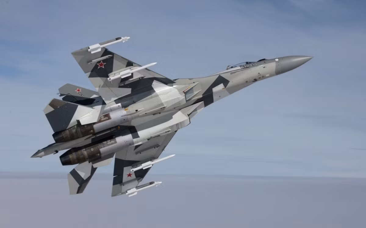 Su-35 sử dụng rộng rãi vật liệu composite và được trang bị động cơ và hệ thống điện tử hàng không vượt trội. Với lớp sơn phủ và sự thay đổi một số thiết kế về khí động học, Su-35 được cho là có tiết diện phản xạ radar thấp hơn nhiều so với Su-30MKA.